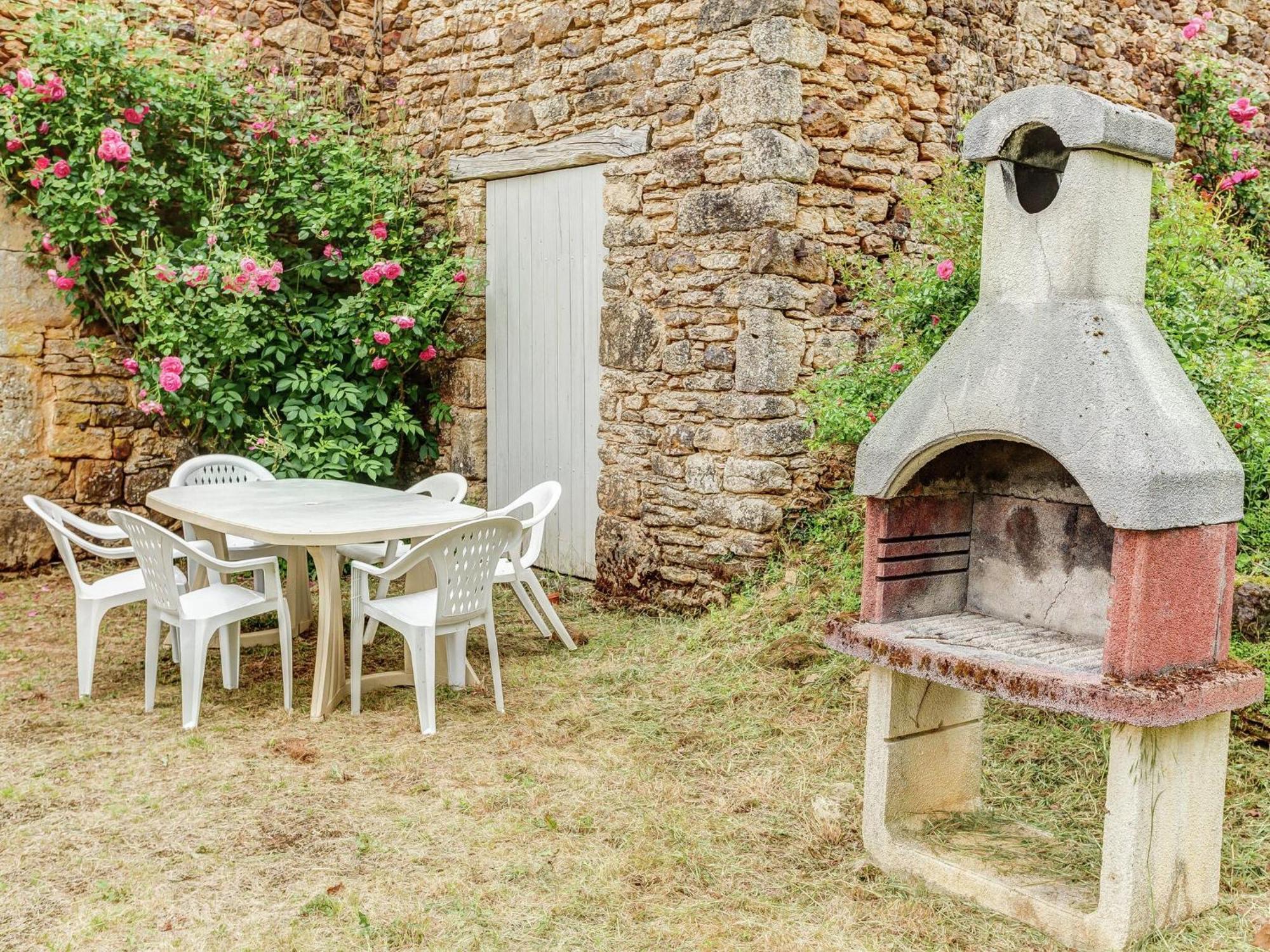 Cosy Holiday Home In Lantheuil With Garden Villefranche-du-Périgord Esterno foto